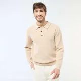 Sweater de punto con textura gofrada, color beige, con cuello polo y cierre frontal de tres botones. De manga larga y corte estándar.
