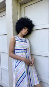 Vestido corto sin mangas con estampado a rayas verticales en tonos pastel.