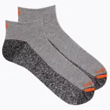 Medias cortas grises y negras con detalles en naranja, diseño ergonómico y tejido liviano.