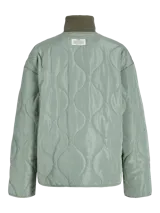 Campera acolchada de color gris oscuro, con diseño matelaseado de ondas, cuello alto en rib, cierre frontal con cremallera metálica y bolsillos frontales aplicados.