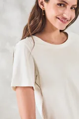 Remera negra de algodón peinado, corte recto y mangas cortas.