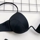 Conjunto de bikini color lila, compuesto por un soutien con aro y tirantes finos regulables, y una bombacha colaless de tiro medio.