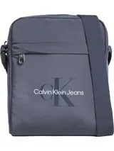 Bandolera Calvin Klein Jeans gris con logo estampado en el frente, bolsillo externo con cierre y correa ajustable.
