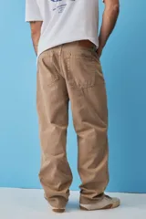 Pantalón de jean estilo baggy, de corte holgado y tiro medio, en color beige tostado, con diseño clásico de cinco bolsillos y trabillas para cinto.