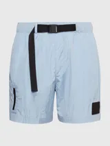 Bañador corto de largo medio Calvin Klein CK Nylon, color celeste, con cintura elástica, cordón ajustable, cinturón de cinta con hebilla y logo, bolsillos laterales y bolsillo trasero con cremallera.
