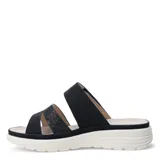 Sandalias de plataforma con diseño de tres tiras, combinando texturas lisas y con relieve en tonos beige y rosado. Cuenta con cierre de velcro ajustable y suela ergonómica blanca.