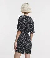 Mono corto de viscosa con estampado floral liberty, escote en V cruzado y mangas cortas amplias.