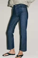 Jeans ZW Collection de tiro medio y corte bootcut, en color azul oscuro, con bolsillos, pespuntes a contraste y raya planchada al frente.