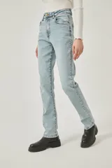 Pantalon jean de corte recto, con tiro medio, bolsillos laterales y traseros, en tono azul claro lavado.