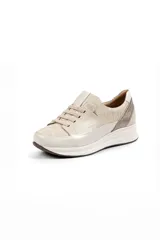 Championes de cuero color beige con textura símil cocodrilo, detalles metalizados en el talón y suela chunky de poliuretano.