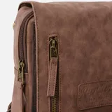 Bolso de mano marrón con correa ajustable para colgar al hombro, cierre con cremallera y solapa con broche imantado.