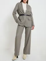 Pantalón de vestir a cuadros con pequeños detalles brillantes, corte recto y tiro alto.