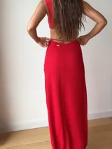 Falda larga tejida color marrón con brillo metálico, corte al cuerpo, abertura alta en la pierna y recortes laterales con cordones ajustables.