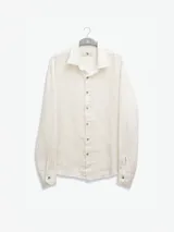 Camisa de manga larga confeccionada 100% en lino, color verde claro, con calce recto y relajado. Presenta frente abotonado con botones de coco con logo y el patch característico de Polonio.