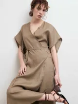 Kimono largo tipo vestido cruzado, confeccionado en lino color azul marino, con mangas cortas amplias y lazo ajustable en la cintura.