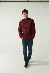 Camisa blanca a cuadros azules y grises, de manga larga y corte slim fit.