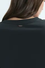 Remera de algodón de corte clásico, cuello redondo y mangas cortas, con diseño liso y ajuste relajado.