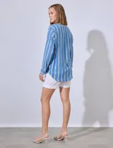 Camisa celeste con rayas verticales blancas, de corte clásico, cuello a la base, escote en V y cierre frontal con botones.