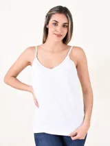 Musculosa básica de breteles finos con escote en V, confeccionada en tela suave y elástica.