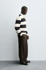 Sudadera de manga larga estilo polo con diseño de rayas horizontales anchas en azul marino y blanco. Presenta cuello de solapa en contraste, cierre frontal con botones ocultos y acabados en rib en puños y bajo.