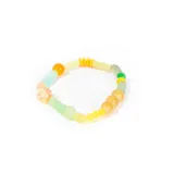Pulsera elástica de bijouterie con cuentas de diferentes formas y colores: amarillo, naranja, verde, celeste y transparente.