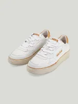 Championes de cuero blanco con detalles en marrón, de la marca italiana Back 70.