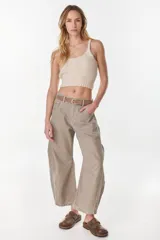 Pantalón de denim tipo jean color verde militar, de tiro medio y corte holgado con diseño wide leg.