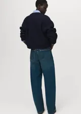 Cardigan de punto de corte recto y diseño clásico, con cuello redondo y cierre frontal mediante botones. Presenta mangas largas y un tejido de punto medio.