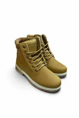 Bota corta de cuero sintético color azul con cordones, suela track tostada y detalle de cuello tejido en lana tono sobre tono.