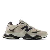 Championes New Balance modelo 9060, de diseño chunky en tonos gris y beige, con detalles en negro y la característica 'N' en el lateral.