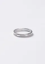 Anillo de plata 925 con diseño de banda delgada y detalles ovalados incrustados con pequeñas zirconias brillantes.