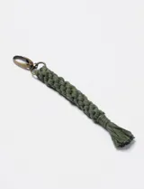 Llavero verde militar tejido con técnica de macramé y mosquetón metálico color bronce.