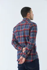 Camisa de hombre a cuadros color rosa, blanco y azul, de corte slim, manga larga, con bolsillo en el pecho y logo bordado.