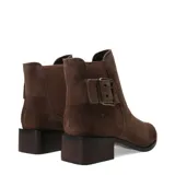 Botas tipo chelsea de cuero negro con acabado texturizado, taco cuadrado bajo y detalle de tira lateral con hebilla metálica.