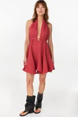 Vestido corto color amarillo de lino italiano, con escote halter cruzado en V pronunciado y cintura elastizada fruncida con falda amplia y voluminosa.