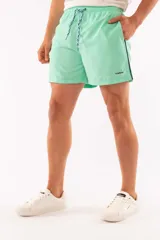 Short de baño azul con cintura elástica y cordón ajustable. Tiene dos bolsillos laterales y un bolsillo trasero.