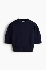 Top azul marino de tejido en punto acanalado suave, con cuello redondo, mangas cortas abullonadas y remates acanalados en mangas y bajo.