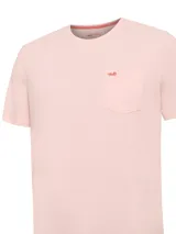 Remera de algodón orgánico color salmón, de calce regular, con cuello redondo, mangas cortas y un bolsillo frontal en el pecho con el logo de la marca bordado en contraste.