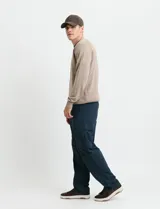 Pantalon cargo de corte recto en color azul oscuro, con bolsillos laterales con solapa y cierre frontal.
