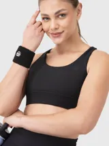 Top deportivo de sujeción baja, color negro, con escote redondo y espalda con diseño cruzado. Incluye almohadillas removibles.