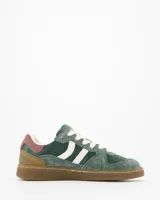 Championes Coolway modelo Goal Green Pulse, confeccionados en gamuza y cuero premium, de diseño retro-sport en tonos verde, tostado, blanco y detalles en rosado. Cuenta con cordones blancos, paneles laterales en contraste y suela flexible de goma.