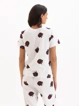 Remera de calce regular, con escote redondo y mangas cortas, confeccionada en tejido de punto con estampa full print.