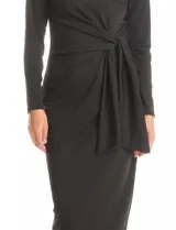Vestido midi negro de seda fría elastizada, marca Tash & Sophie. Presenta una silueta entallada, mangas largas ajustadas y un lazo fijo en el lateral de la cintura que crea pliegues diagonales en el torso.