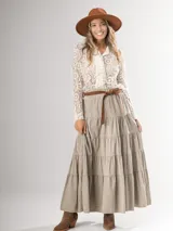 Camisa de encaje color crema, con corte clásico, volado frontal y botones al frente.