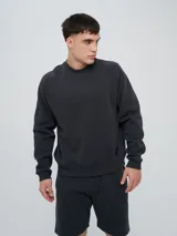 Buzo a la base Umbro de felpa en color negro, con cuello redondo, mangas largas de corte raglán y puños y cintura elastizados. Presenta una discreta etiqueta con el logo en el frente.
