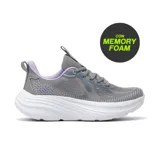 Champion deportivo American Sport modelo Gertie, de diseño moderno con capellada de tejido técnico en color gris y detalles en lila. Cuenta con una suela de plataforma blanca con tecnología Memory Foam para mayor amortiguación.