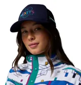 Gorra azul marino tipo trucker con red en la parte trasera, visera curva y estampa frontal de Mickey's Outdoor Club en colores turquesa, amarillo y rosado, en colaboración con Columbia y Disney.