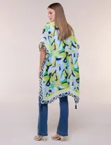 Kimono de gasa ligera con estampado floral en tonos verde, azul y celeste, de corte amplio y abierto al frente, con mangas cortas y detalle de borlas en el ruedo asimétrico.