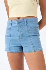 Short de jean negro de tiro alto con costuras verticales en el frente.