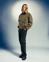 Campera marrón de algodón con cuello de pana negro, cierre frontal con cremallera, dos bolsillos delanteros con solapa y puños y cintura elastizados.